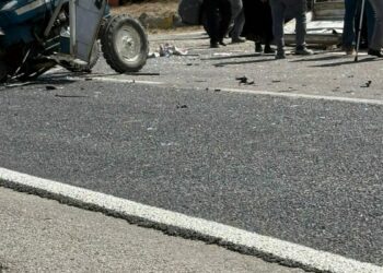 Otomobil ile çarpışan traktör ikiye bölündü