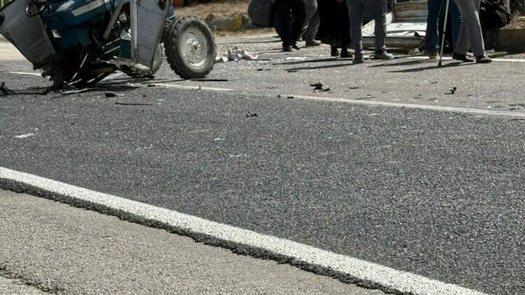 Otomobil ile çarpışan traktör ikiye bölündü