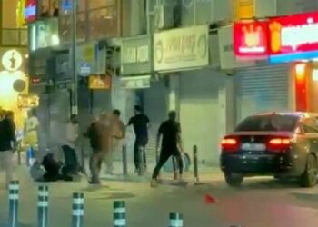 Avcılar'da iki grup arasındaki sandalyeli kavgayı çevredekiler ayırdı