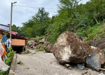 Trabzon’da heyelanda ev hasar aldı