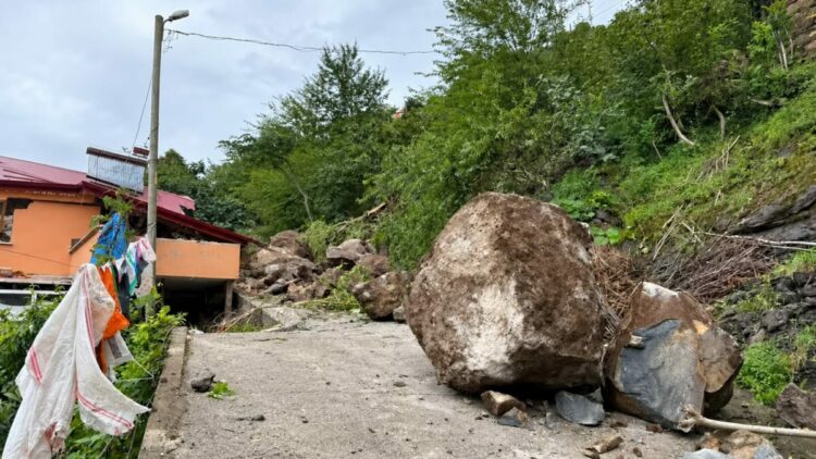 Trabzon’da heyelanda ev hasar aldı