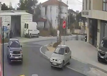 Otomobille çarptığı 'dur' tabelasını yerinden sökmeye çalıştı