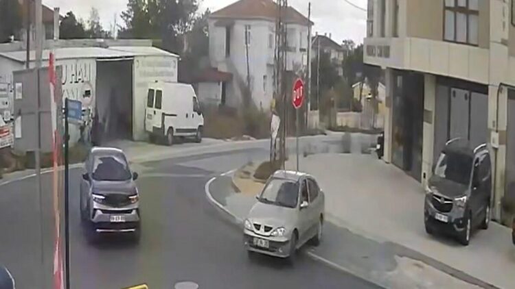 Otomobille çarptığı 'dur' tabelasını yerinden sökmeye çalıştı