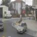 Otomobille çarptığı 'dur' tabelasını yerinden sökmeye çalıştı