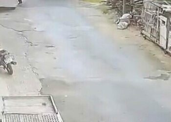 Aydın'da kamyonetten sarkan demir, çocuğa çarptı; o anlar kamerada