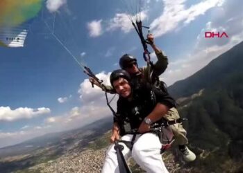 Yamaç paraşütü ile uçarken klarnet çaldı