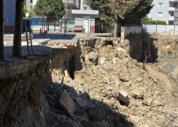 Okul bahçesinin istinat duvarı çöktü