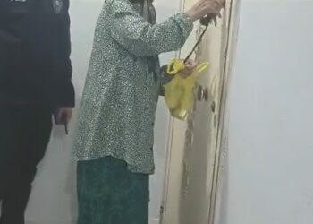 Yolunu kaybeden 76 yaşındaki kadını polis evine ulaştırdı