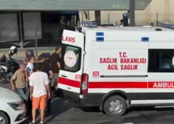 Beylikdüzü'de 3 aracın karıştığı zincirleme kaza; yaralılar var -1