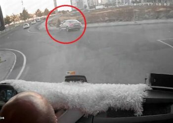 Kaldırımda yürürken otomobilin çarptığı anne ve 2 çocuğu yaralandı; kaza kamerada