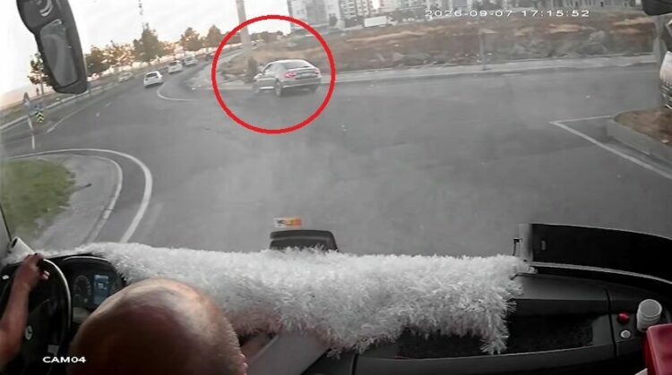 Kaldırımda yürürken otomobilin çarptığı anne ve 2 çocuğu yaralandı; kaza kamerada