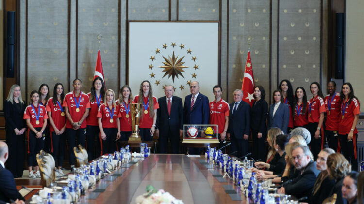 Cumhurbaşkanı Erdoğan, A Milli Kadın Voleybol Takımı'nı kabul etti