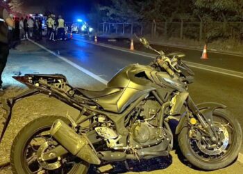 Devrilen motosikletten midibüsün altına savrulan sürücü hayatını kaybetti