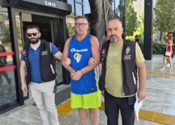 Otel personeliyle tartışıp, Türk bayrağına tüküren İngiliz turist tutuklandı