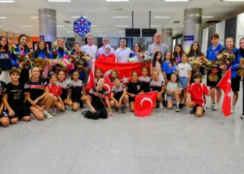 Dünya üçüncüsü cimnastikçiler İzmir'de