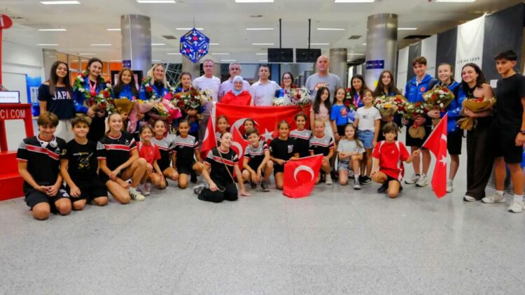 Dünya üçüncüsü cimnastikçiler İzmir'de