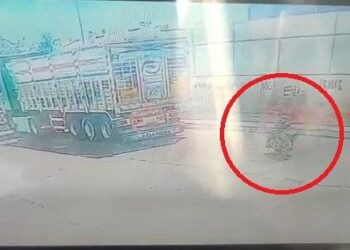 Park halindeki TIR’a çarpan motosikletin sürücüsü ağır yaralandı; kaza kamerada
