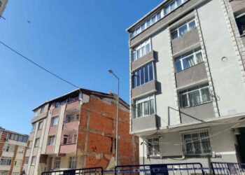 Sultangazi'de hafriyat çalışması sırasında temelinde kayma olan 4 katlı bina tahliye edildi / Havadan görüntülerle