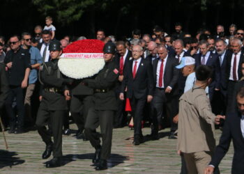 Kılıçdaroğlu, CHP'nin 103'üncü kuruluş yıl dönümünde Anıtkabir'i ziyaret etti