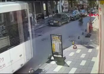 Beton dubaya çarpan motosikletin sürücüsü yaralandı; kaza kamerada
