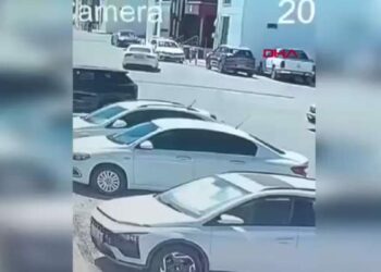Sitede otomobil, park halindeki araca ardından duvara çarptı; kaza kamerada