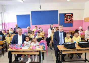Sultangazi’de 1. sınıf öğrencilerine kırtasiye seti desteği