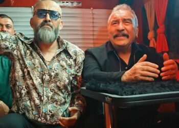 Ümit Besen, konserine nostaljik minibüsle gitti
