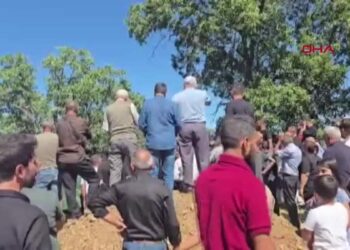 Yanan evde ölü bulunan çiftin cenazeleri yan yana toprağa verildi