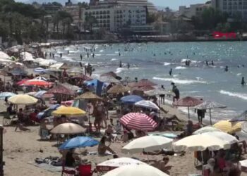 Kuşadası'nda 'sarı yaz' hareketliliği; turistler denize girdi