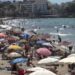 Kuşadası'nda 'sarı yaz' hareketliliği; turistler denize girdi