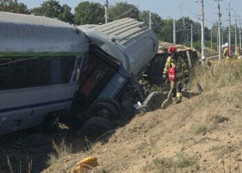 Polonya'da tren kamyonla çarpıştı: 1 ölü, 19 yaralı