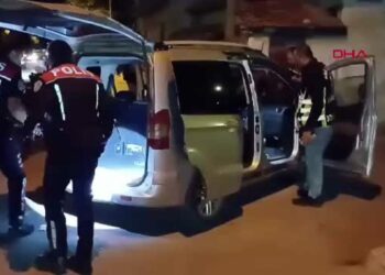 Ehliyetsiz sürücünün aracında 680 uyuşturucu hap ve metamfetamin ele geçirildi