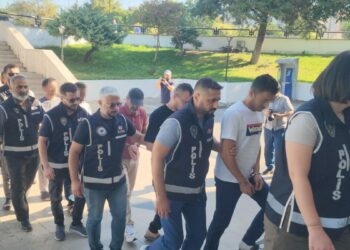Datça'da teknede yakalanan 9 FETÖ şüphelisi ve kaptan adliyeye sevk edildi