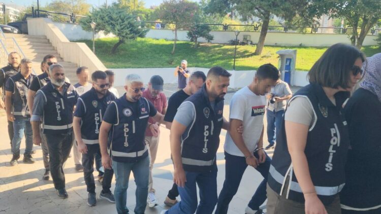 Datça'da teknede yakalanan 9 FETÖ şüphelisi ve kaptan adliyeye sevk edildi