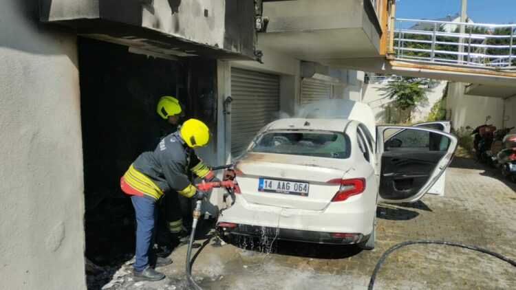 Garajda çıkan yangın otomobile sıçradı; 1 kişi yaralandı, 2 kişi dumandan etkilendi