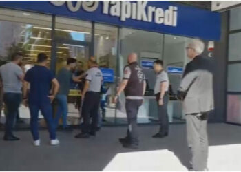 Esenyurt’ta bıçakla kavga kamerada