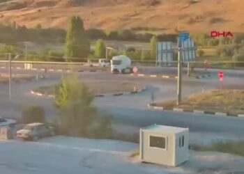 Tanker ile kamyonun çarpıştığı kaza kamerada