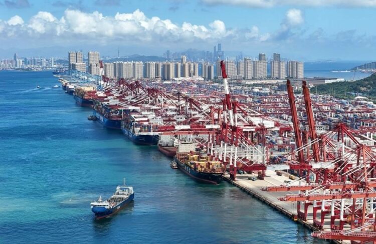 Çin'in Qingdao Limanı'na demirli kargo gemisinde yangın çıktı