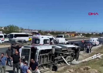 Yolcu minibüsü elektrik direğine çarptı; 1’i bebek 3 yaralı