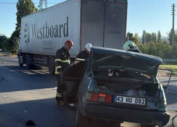 TIR'la otomobil çarpıştı: 1'i ağır, 2 yaralı