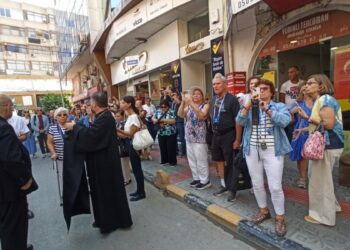 ABD ve Kanadalı hac yolcuları depremde hasar gören kilisede dua etti