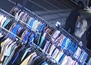 Mağaza önündeki askıda duran tişörtlerden seçip, beğendiklerini çaldılar