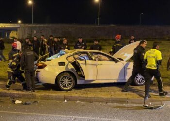 Takla atan otomobildeki 4 kişi yaralandı