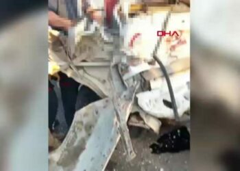 Kamyonet, TIR’a arkadan çarptı: 2 ölü