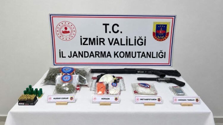İzmir'de uyuşturucunda 1 kilo kokain ele geçirildi; 8 gözaltı