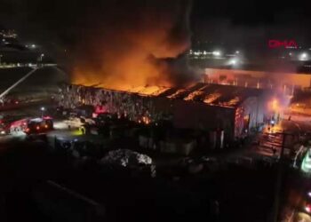 Gerede'de geri dönüşüm tesisinde yangın; ekiplerin müdahalesi sürüyor / Dron ve aktüel görüntüler