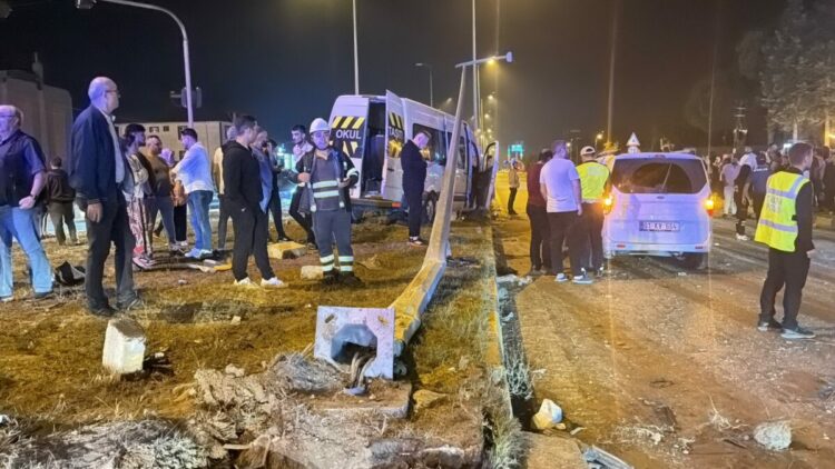 Düğünden dönen minibüs ile hafif ticari araç çarpıştı; 21 yaralı