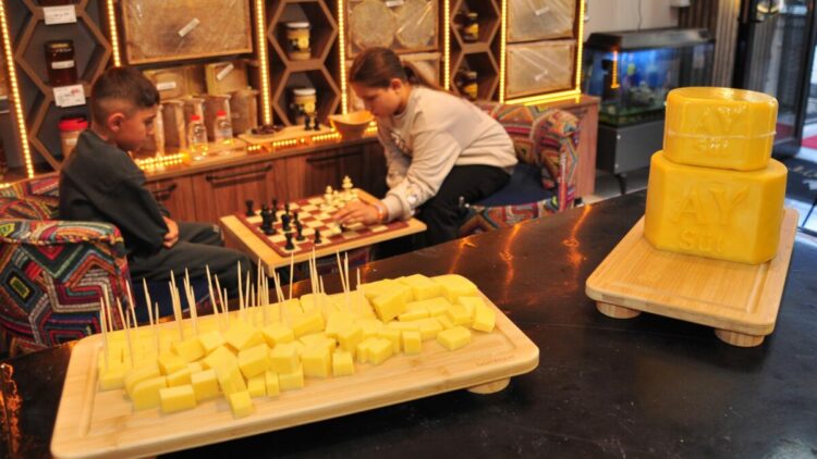 Şarküteride Kars kaşarı ödüllü satranç turnuvası