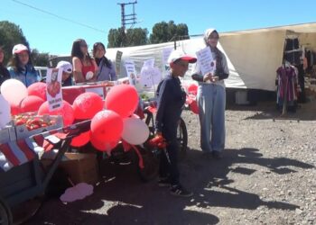 Çocuklar, COP31 farkındalık etkinliğinde hasat ettikleri ürünleri pazarda satışa sundu