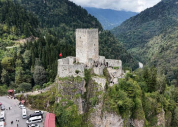 Karadeniz’in zirveleri, yeni evlilerin balayı rotası oldu
